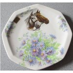 Assiette porcelaine de limoges fond blanc avec décor de fleurs bleutées et les têtes de 2 chevaux blanc ... Assiette porcelaine de limoges fond blanc avec décor de fleurs bleutées et les têtes de 2 chevaux blanc ...