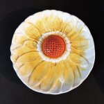 Assiette tournesol en barbotine pour amuse - bouches et mini brochettes