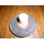 Bouchon surmont� d'un chapeau en cuir.