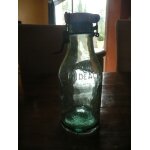 Bouteille en verre vert d'un litre marque l'ideal. col rétréci, bouchon blanc Bouteille en verre vert d'un litre marque l'ideal. col rétréci, bouchon blanc