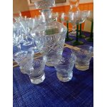 Carafe a liqueur en cristal taillé avec 4 verres en cristal bouchon pied en forme découpée Carafe a liqueur en cristal taillé avec 4 verres en cristal bouchon pied en forme découpée