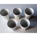 Cinq petites tasses a caf� en forme de gobelet moul� dans le bas - c�ramique blanche - hauteur 8cm - ...