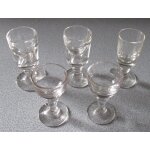 Cinq verres a liqueur vintage a pieds en verre epais - 3 forme cylindrique (hauteur 9cm) et 2 forme ronde ...