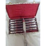 Coffret de 12 couteaux de table m�tal argent� / inox de style  ; louis xv ;
