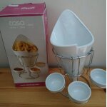 Cornet a frites et 3 bols pour la sauce en porcelaine blanche casa présentés sur un support métallique ... Cornet a frites et 3 bols pour la sauce en porcelaine blanche casa présentés sur un support métallique ...