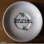Coupelle en porcelaine l'amiti est un joyau dont le coeur est l'crin diamtre 12cm hauteur 1, 7cm.