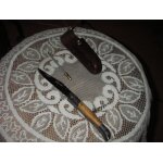 Couteau de table , de poche , pliable de la marque laguiole , manche en bois , doté d'un tire bouchon ... Couteau de table , de poche , pliable de la marque laguiole , manche en bois , doté d'un tire bouchon ...