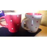 Duo tasses a caf�, anses cuill�re rouge et blanche a petit pois