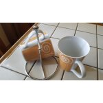 Ensemble 2 tasses en porcelaine identiques beiges et blanches motif rond circulaire blanc avec support ...