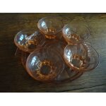 Ensemble de 6 ramequins anciens et plateau, en verre teinté Ensemble de 6 ramequins anciens et plateau, en verre teinté