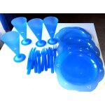 Ensemble de pique nique en plastique bleu finement d�cor� houx et sapins - 4 assiettes + 4 grands gobelets ...