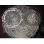 Ensemble en verre blanc travaill se composant d' un saladier , diamtre 17, 5 , hauteur 7 cm et d'un ...