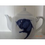 Grande th�i�re chinoise en porcelaine motif carpe bleue