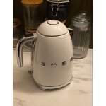 Je vends une bouilloire smeg blanche en parfait etat (neuve) capacité 1. 7l Je vends une bouilloire smeg blanche en parfait etat (neuve) capacité 1. 7l