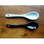 Lot de 2 petites cuillers a caf� en porcelaine