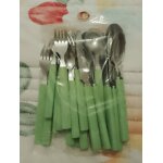 Lot de 24 couverts verts / argent�s en plastique et acier inoxydable.