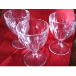 Lot de 3 jolis verres a vin sur pied en plastique