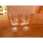 Lot de 4 verres a liqueur droits anciens. hauteur 8 cm.