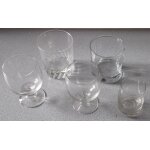 Lot de 5 verres diff�rents : 2 verres a pied arcoroc (10. 5cm) + 1 large verre epais au bas a facettes ...