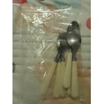 Lot de 6 couverts cr�mes argent�s en plastique et acier inoxydable.
