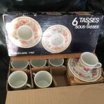 Lot de 6 tasses et sous tasses en porcelaine fine , vintage