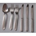 Lot de couverts de table - deux fourchettes (20cm) et une grande cuillère (20cm) au décor coquille marqués ... Lot de couverts de table - deux fourchettes (20cm) et une grande cuillère (20cm) au décor coquille marqués ...