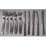 Lot de couverts de table inox : cinq solides fourchettes (19. 5cm) au décor coquille non identique + ... Lot de couverts de table inox : cinq solides fourchettes (19. 5cm) au décor coquille non identique + ...