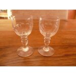 Lot de deux verres a liqueur anciens taills, pied avec boule. hauteur 7, 5 cm.