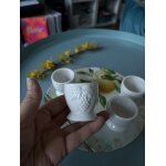 Lot de quatre coquetiers en porcelaine blanche