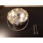 Lot un sucrier + pince a sucre anciens en metal blanc. Lot un sucrier + pince a sucre anciens en metal blanc.