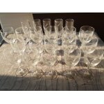 Lot de verres gravs cristal. 5 coupes de champagne, 6 verres a vin rouge, 12 verres a vin blanc