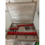 M�nag�re de 21 pi�ces en inox comprenant 5 fourchettes, 5 couteaux, 5 cuill�res a caf�, 5 cuill�res a ...