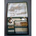 Ménagère ancienne 36 pièces + louche, métal argenté, en coffret Ménagère ancienne 36 pièces + louche, métal argenté, en coffret