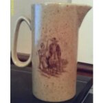 Pichet / vase - d�cor : une femme qui file au rouet et un fermier avec un bidon de lait / 2 paysannes ...