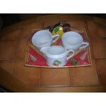 Plateau avec tasses et pot a lait.