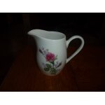 Pot a lait , crémier - porcelaine chinoise a décors de roses - diamètre 05cm , hauteur 08cm environ Pot a lait , crémier - porcelaine chinoise a décors de roses - diamètre 05cm , hauteur 08cm environ