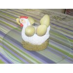 La poule et ses 6 cuill�res a oeufs dont le manche est repr�sent�e par un oeuf.