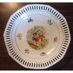 Schumann assiette creuse ajouree a decor de scene galante Schumann assiette creuse ajouree a decor de scene galante