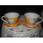 Set petit djeuner compos de 2 grandes tasses a hanses avec soucoupes , inscriptions cappuccino , latte ...