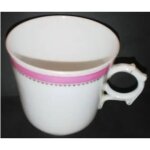 Tasse a caf� - en porcelaine fine - sign�e  ; pillivuyt & cie  ;