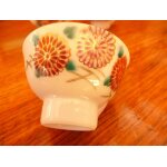 Tasse a sak en porcelaine japonaise orne de fleurs. avec bec siffleur.