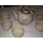 Théière ou cafetière avec ses 6 tasses. Théière ou cafetière avec ses 6 tasses.