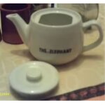 Th�i�re compl�te -  ; th� de l' el�phant  ; - en porcelaine de chauvigny - blanche