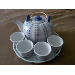 Théière en porcelaine avec ses 4 tasses et son plateau Théière en porcelaine avec ses 4 tasses et son plateau
