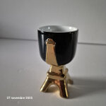 La tour eiffel en coquetier, porcelaine d�epoque moderne or et noir