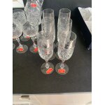 Véritable verre et flûte a champagne en cristal (douze verres a vin et 6 flûtes ) plus la carafe , cristalleri ... Véritable verre et flûte a champagne en cristal (douze verres a vin et 6 flûtes ) plus la carafe , cristalleri ...