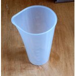 Verre doseur 80cl - plastique blanc translucide a bec verseur , 17. 5x09. 7cm env.