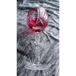 Verre a vin en cristal - rouge cranberry bohemian czech. 19. 1 cm de haut, 8 cm de diamtre