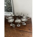 Vintage lot de 8 coupes a glace en inox finement cisel�es et leur cuill�re