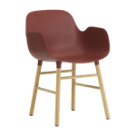 Chaise avec accoudoirs en ch�ne naturel et pp rouge form - normann copenhagen